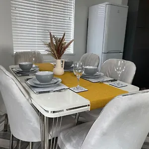 https://entire-modern-home-redcar-retreat-3-br.yorkshirehotels.net