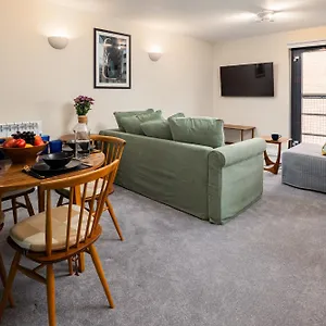  Apartment Stylish 2-bed Centre With Free Parking - At Hem